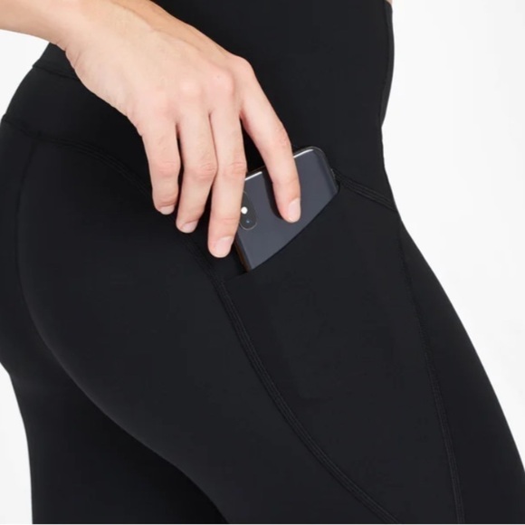 NWT SPANX laser wave 7/8 legging in black. Size Small - Picture 6 of 6